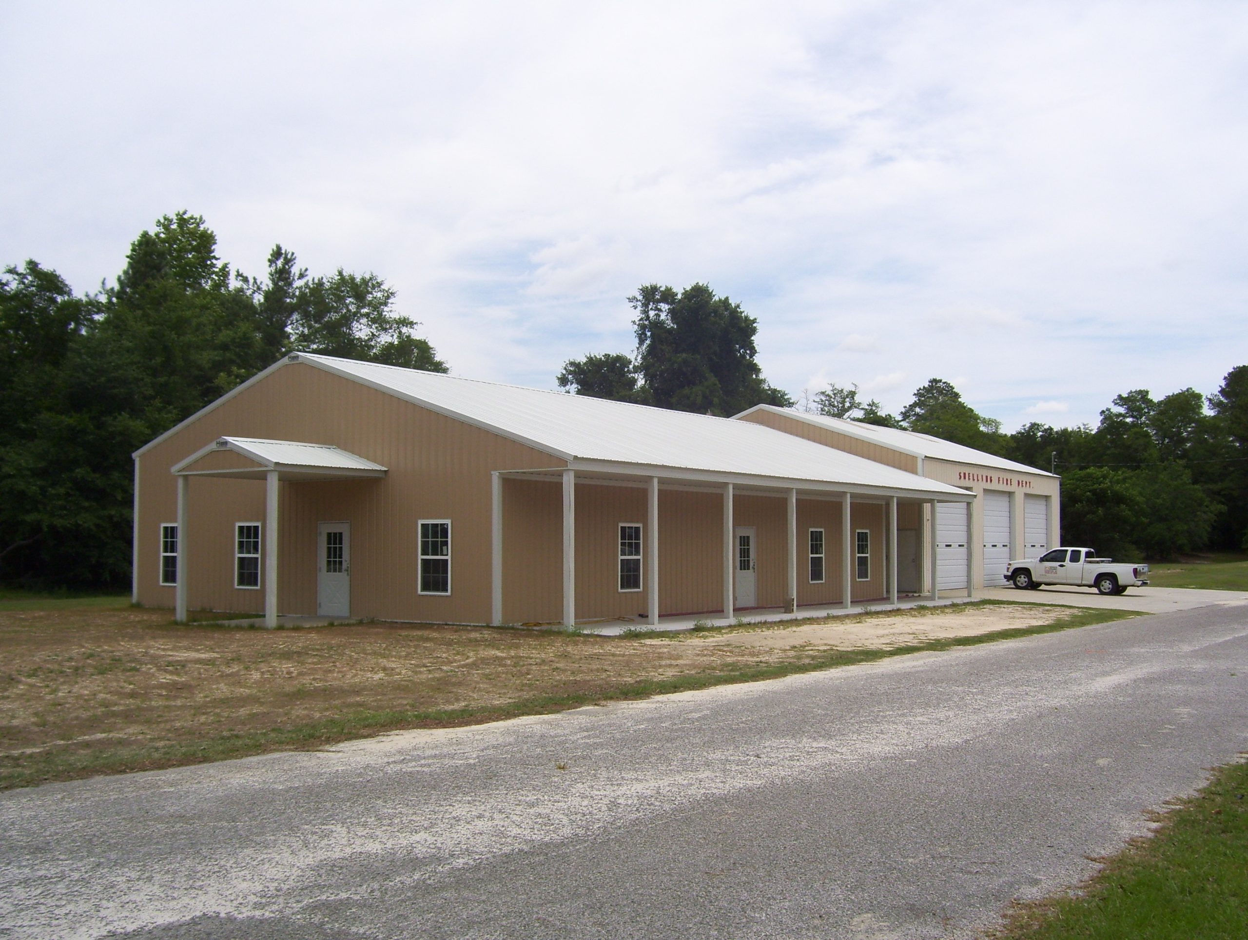 Long commercial pole building with covered porch built by Hoover Buildings